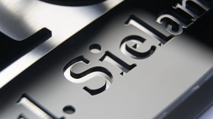 Hausnummernschild schwarze Ziffern, Hintergrund Aluminium 30x40 oder 20x30cm Dekostyl