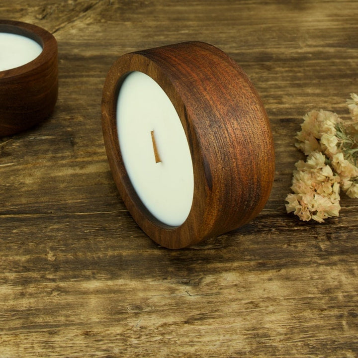 Handgefertigte Duftkerze in exotischem Holz 02 mit Holzdocht, 9,8 cm breit, 5 cm hoch, wiederverwendbar - Dekostyl #